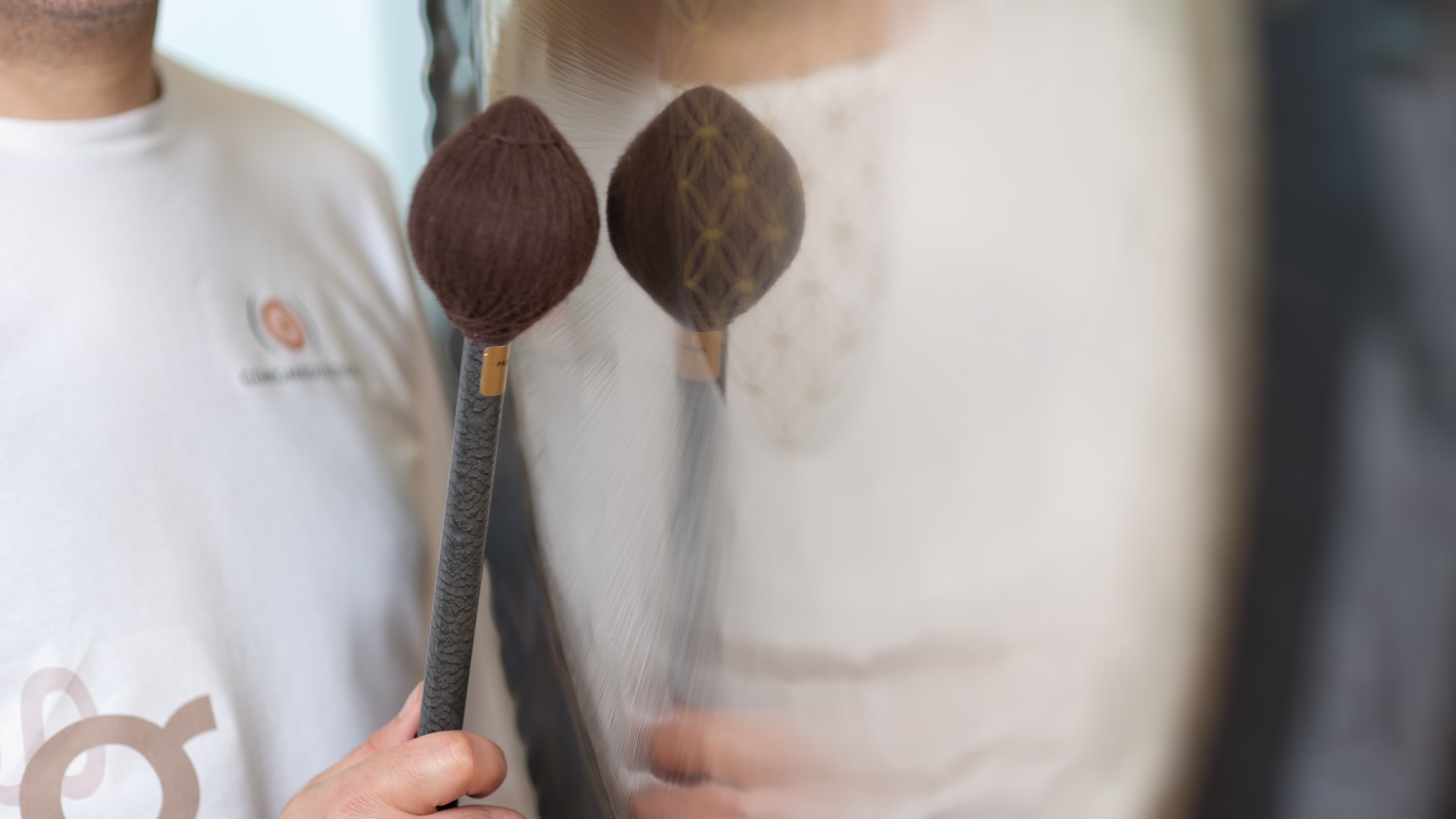 White Sound Gong Meditation – Alexander Renner spielt den Gong im Kundalini Yoga Zentrum München